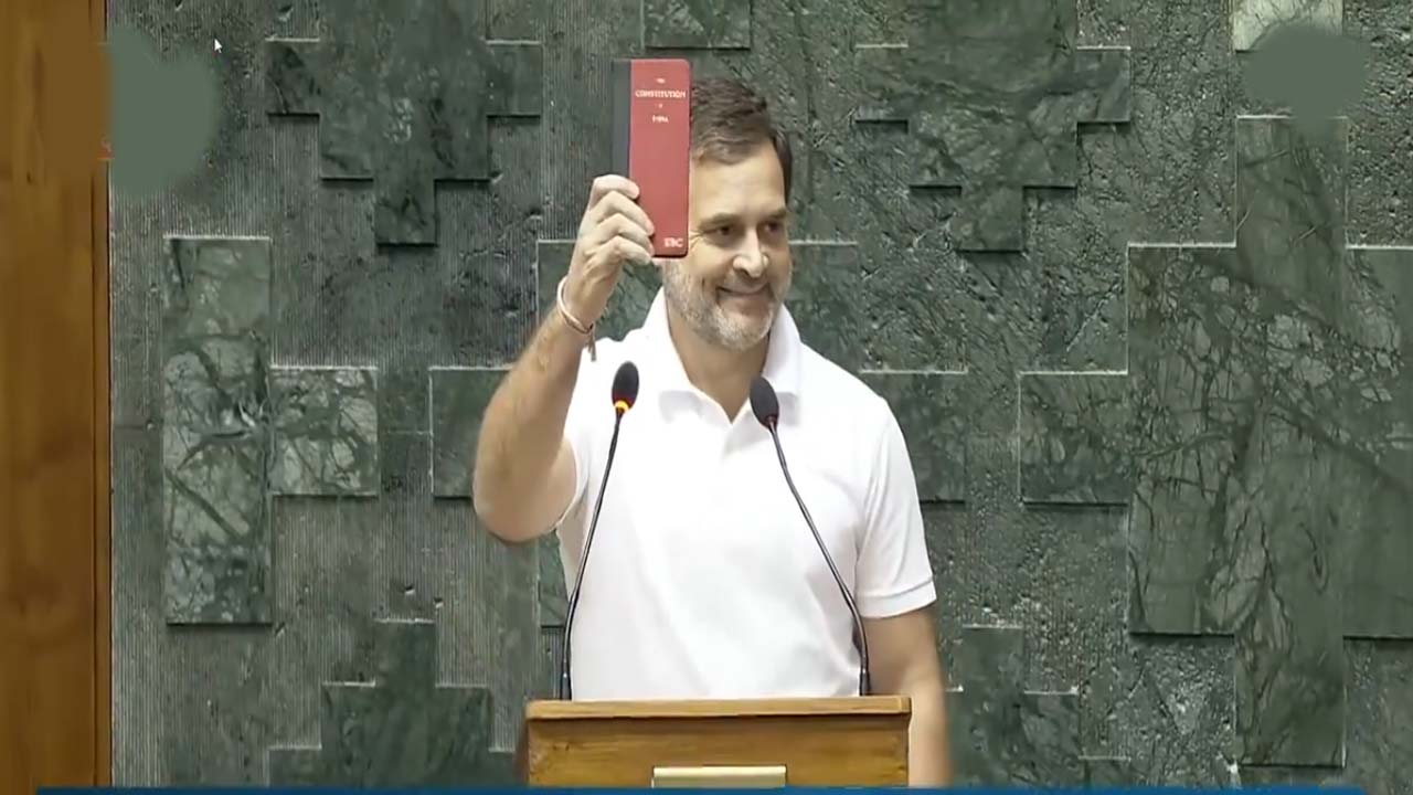 Rahul Gandhi: రాజ్యాంగం ప్రతిని చేతితో పట్టుకుని ఎంపీగా రాహుల్ ప్రమాణం