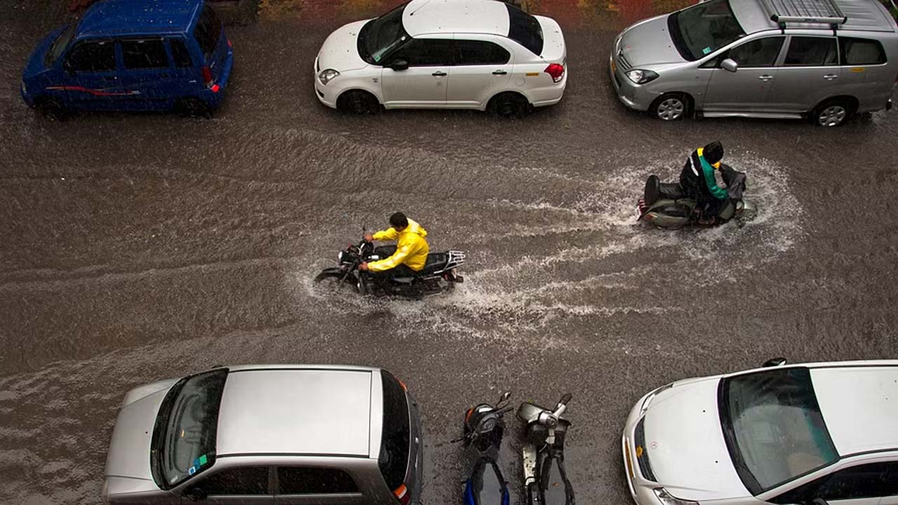 Flood: అరుణాచల్ ప్రదేశ్‌ను ముంచెత్తిన వరదలు.. ఇళ్లు, వాహనాలు ధ్వంసం