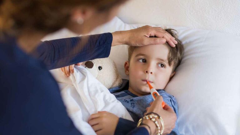 Viral Fevers: వాతావరణంలో మార్పు.. పిల్లలపై విజృంభిస్తున్న వైరల్ ఫీవర్స్