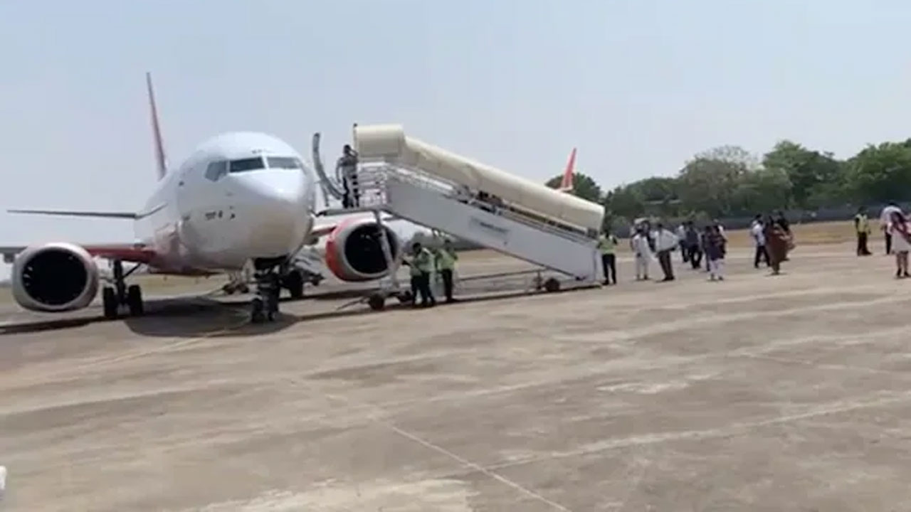 Akasa Air: ఢిల్లీ – ముంబై విమానానికి సెక్యూరిటీ అలర్ట్.. అహ్మదాబాద్‌కు మళ్లింపు