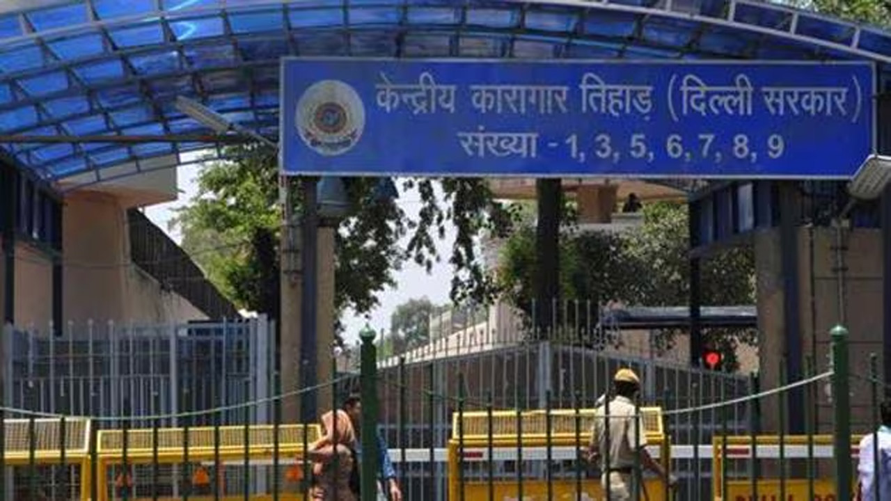Delhi: తీహార్ జైలులో గ్యాంగ్ వార్.. ఖైదీని కత్తితో పొడిచిన ప్రత్యర్థులు