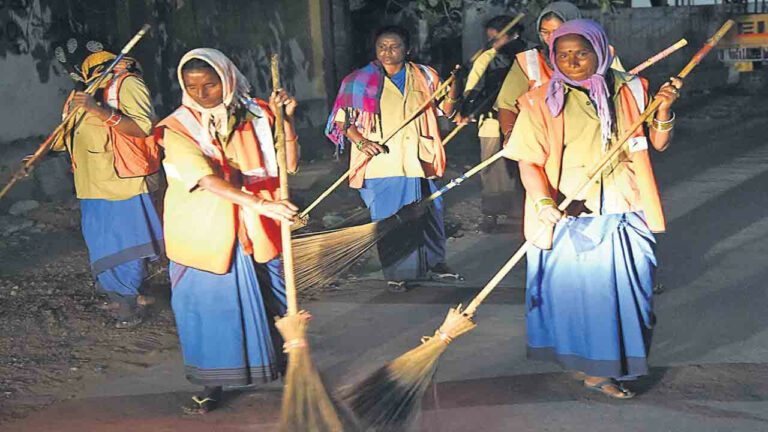 Gurugram: మహిళా పారిశుద్ధ్య కార్మికురాలి పై దూసుకెళ్లిన కారు.. అక్కడికక్కడే మృతి