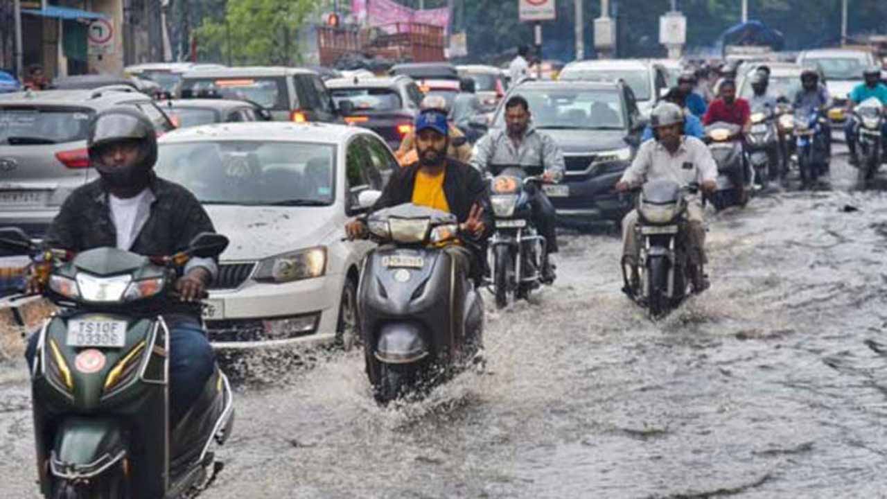 Hyderabad Rains: హైదరాబాద్‌లో కురుస్తున్న వాన.. 40 కిలోమీటర్ల వేగంతో ఈదురు గాలులు..