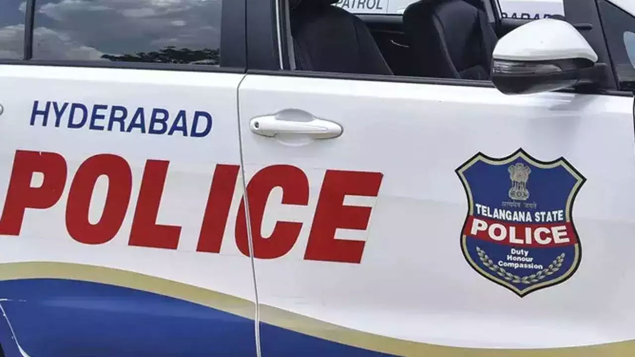 Hyderabad Police: హైదరాబాద్‌లో ఫ్రెండ్లీ పోలీస్ లేదు.. రాత్రి 10:30 దాటితే లాఠీ పోలీసే..