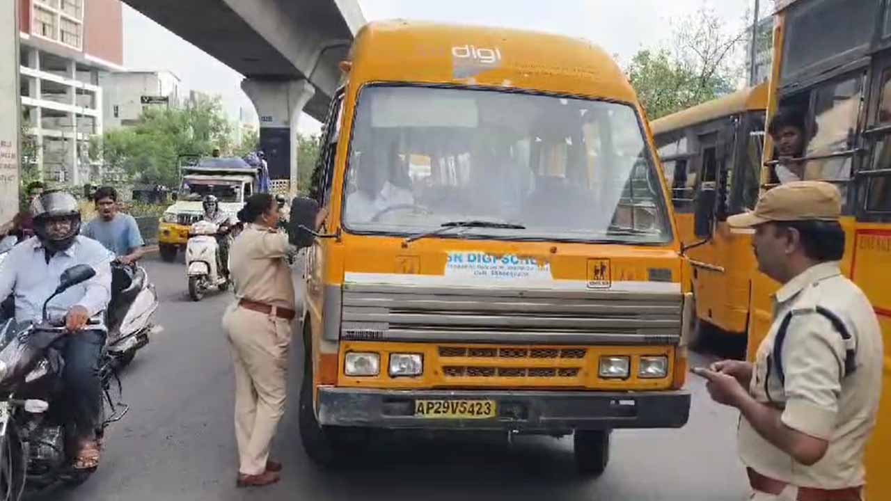 Hyderabad: స్కూలు బస్సుల్లో ఆర్టీవో అధికారుల తనిఖీలు.. డ్రైవర్ పై కేసు నమోదు