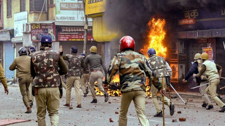 Stone Pelting: పోలీసులు-గ్రామస్తులకు మధ్య వాగ్వాదం.. పోలీస్‌స్టేషన్‌పై రాళ్ల దాడి