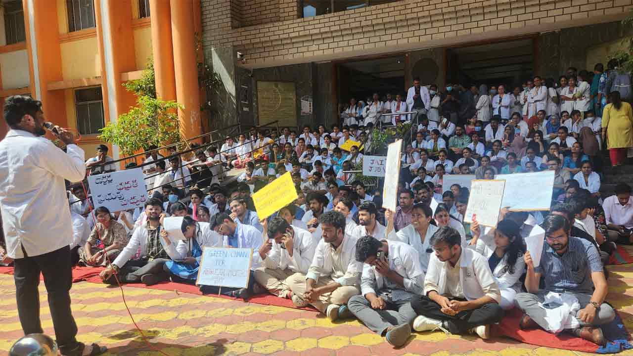 Damodar Raja Narasimha: జూడాలతో మంత్రి చర్చలు అసంపూర్ణం.. కొనసాగుతున్న సమ్మె