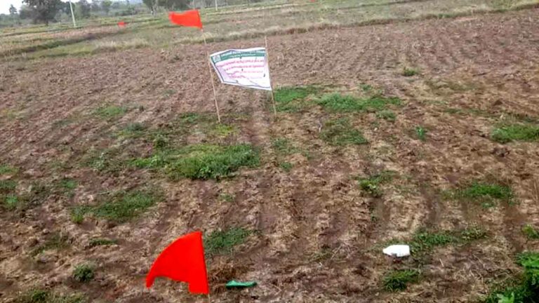 Kamareddy: రైతులపై బ్యాంకు అధికారుల కఠినత్వం.. రుణం చెల్లించలేదని భూముల వేలం