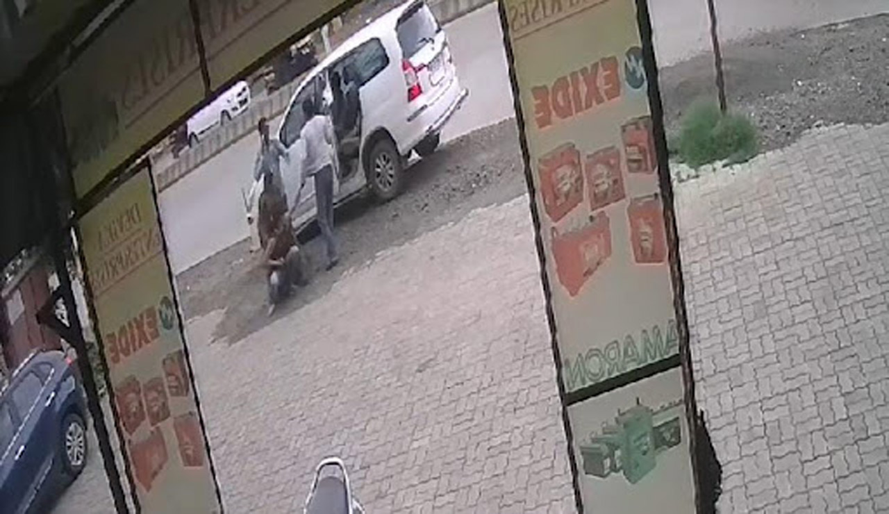 Video Viral : పట్టపగలే నడిరోడ్డుపై మత్తుమందు ఇచ్చి మహిళ కిడ్నాప్..