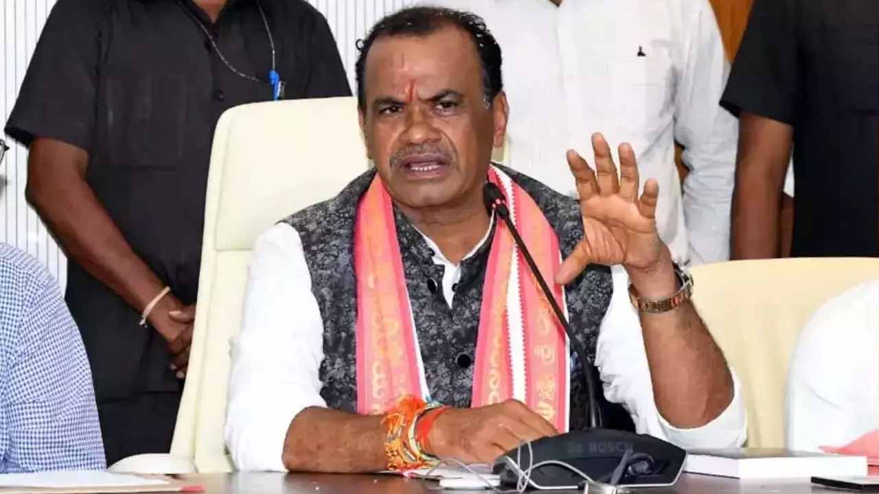 Komatireddy: సచివాలయంలో కోమటిరెడ్డి అధికారులతో సమీక్ష.. రాష్ట్ర రహదారులపై చర్చ