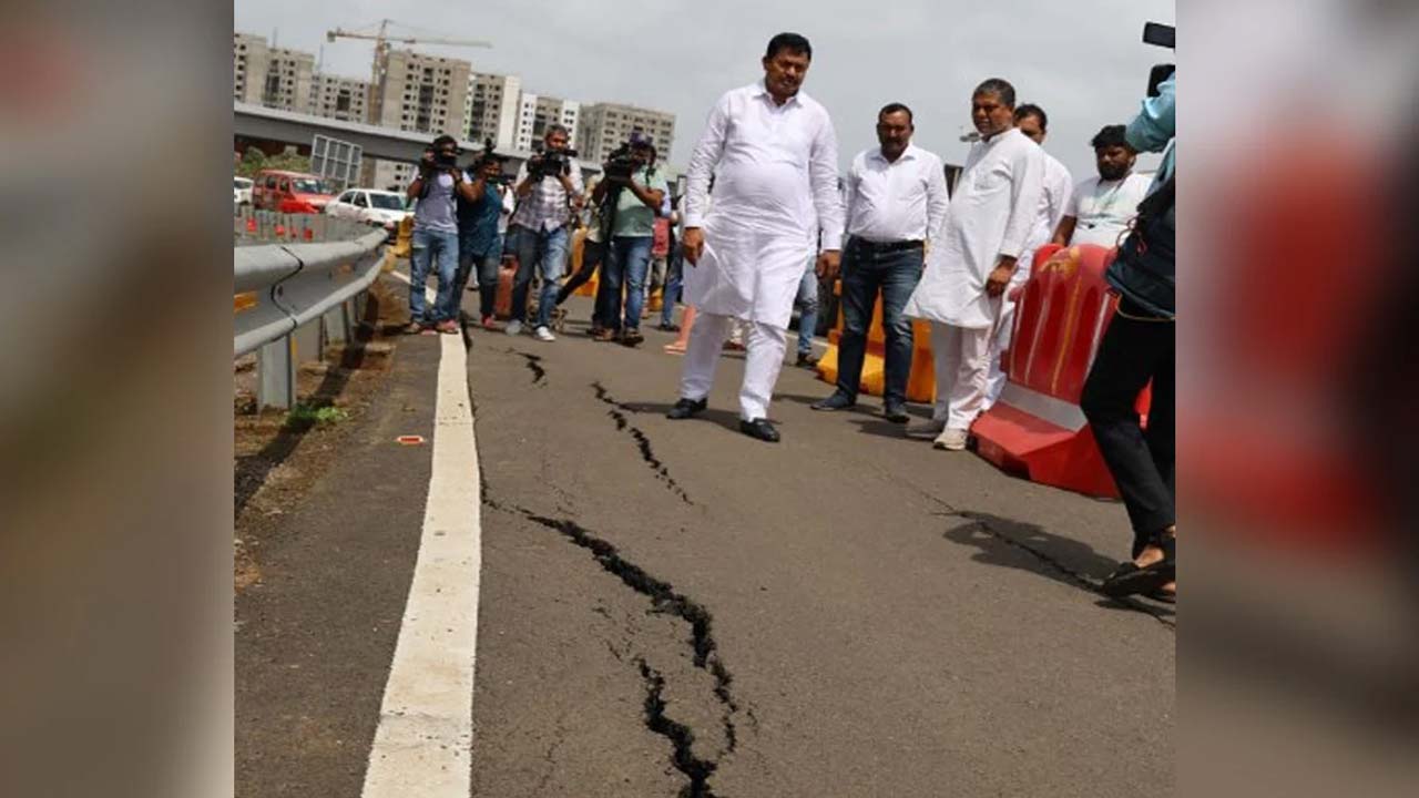 Mumbai: అటల్ సేతు బ్రిడ్జిపై పగుళ్లు.. అవినీతి జరిగిందంటూ కాంగ్రెస్ ఆరోపణ