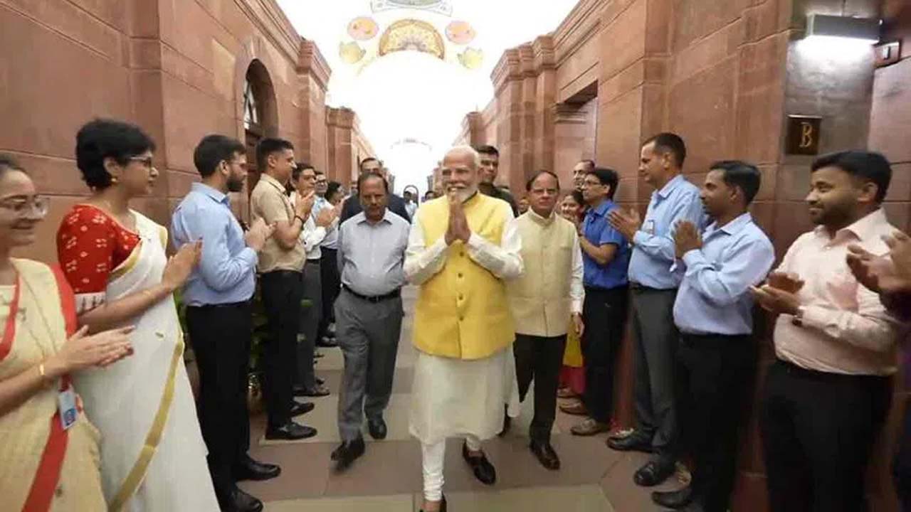 Delhi: పీఎంవో సిబ్బందితో మోడీ భేటీ.. అభివృద్ధి ప్లాన్‌పై చర్చ