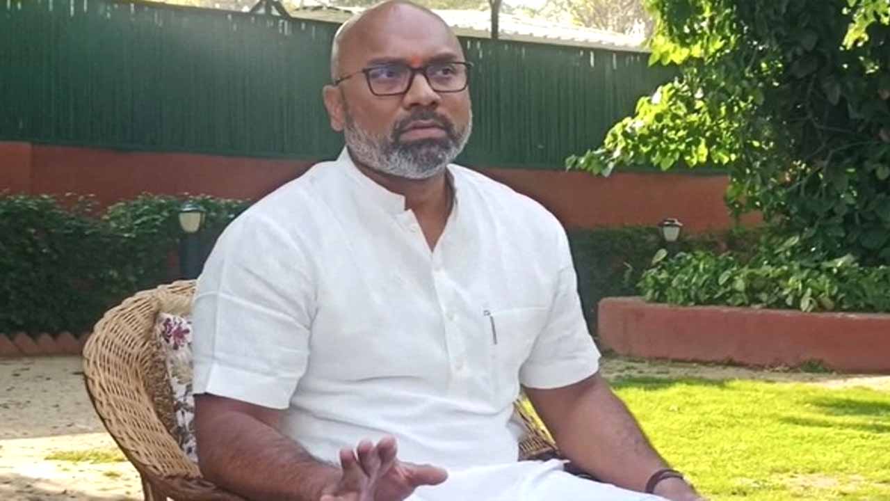 MP Aravind Kumar: తెలంగాణలో నీట్‌ హీట్‌.. అరవింద్ కుమార్ ఇళ్లు ముట్టడి..