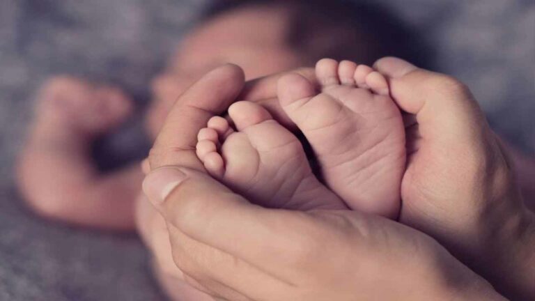 Mahabubabad: ఇటు కన్న ప్రేమ.. అటు పెంచిన మమకారం.. చిన్నారి కోసం స్టేషన్ కు పేరెంట్స్