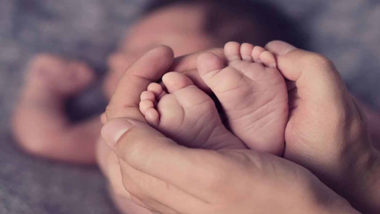 Mahabubabad: ఇటు కన్న ప్రేమ.. అటు పెంచిన మమకారం.. చిన్నారి కోసం స్టేషన్ కు పేరెంట్స్