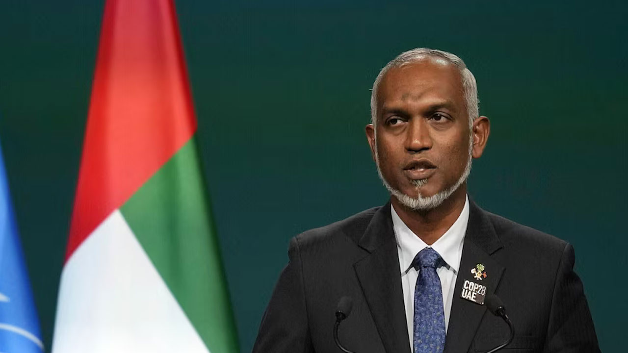 Maldives: భారత్‌ దెబ్బతో మల్దీవులు కుదేలు.. అధ్యక్షుడి జీతం దానం.. ఉద్యోగుల శాలరీల్లో కోత!