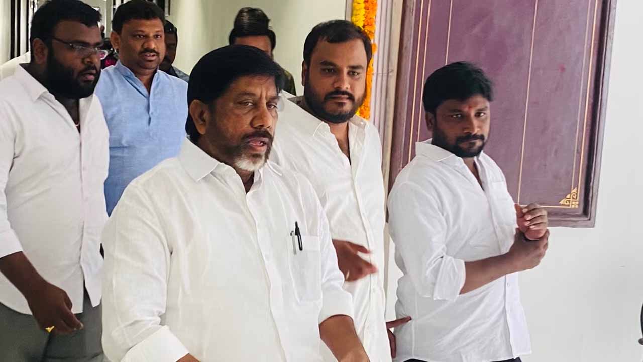 Mallu Bhatti Vikramarka: అత్యాచార బాధితురాలు ఈశ్వరమ్మను పరామర్శించిన భట్టి విక్రమార్క..