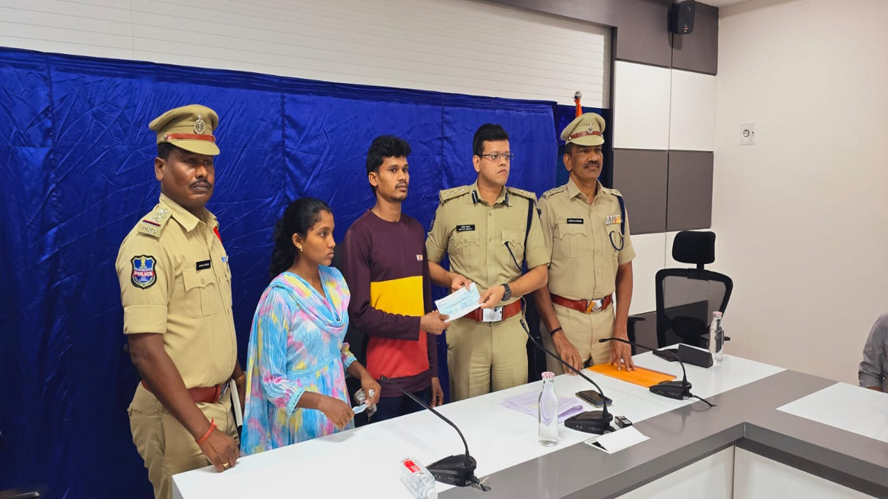 Maoists Surrender: సీపీ సమక్షంలో లొంగిపోయిన మావోయిస్టు దంపతులు