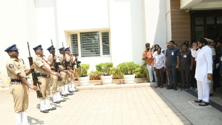 Pawan Kalyan: తన క్యాంపు కార్యాలయాన్ని సందర్శించిన పవన్..పంచాయతీ రాజ్ శాఖ వ్యవహరాలపై ఆరా