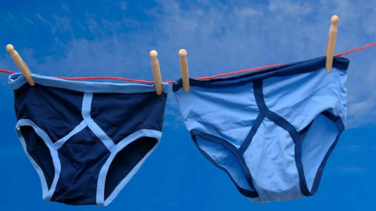Underwear : డ్రాయర్ ఉతక్కుండా మళ్లీ మళ్లీ వేసుకుంటున్నారా.. మీరు డేంజర్లో పడ్డట్లే