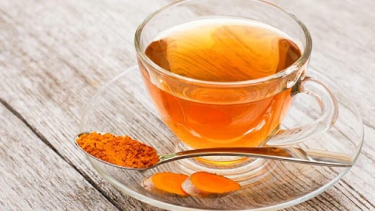 Turmeric: గోరువెచ్చని నీటిలో పసుపు వేసుకుని తాగితే.. ఎన్ని ప్రయోజనాలో తెలుసా?