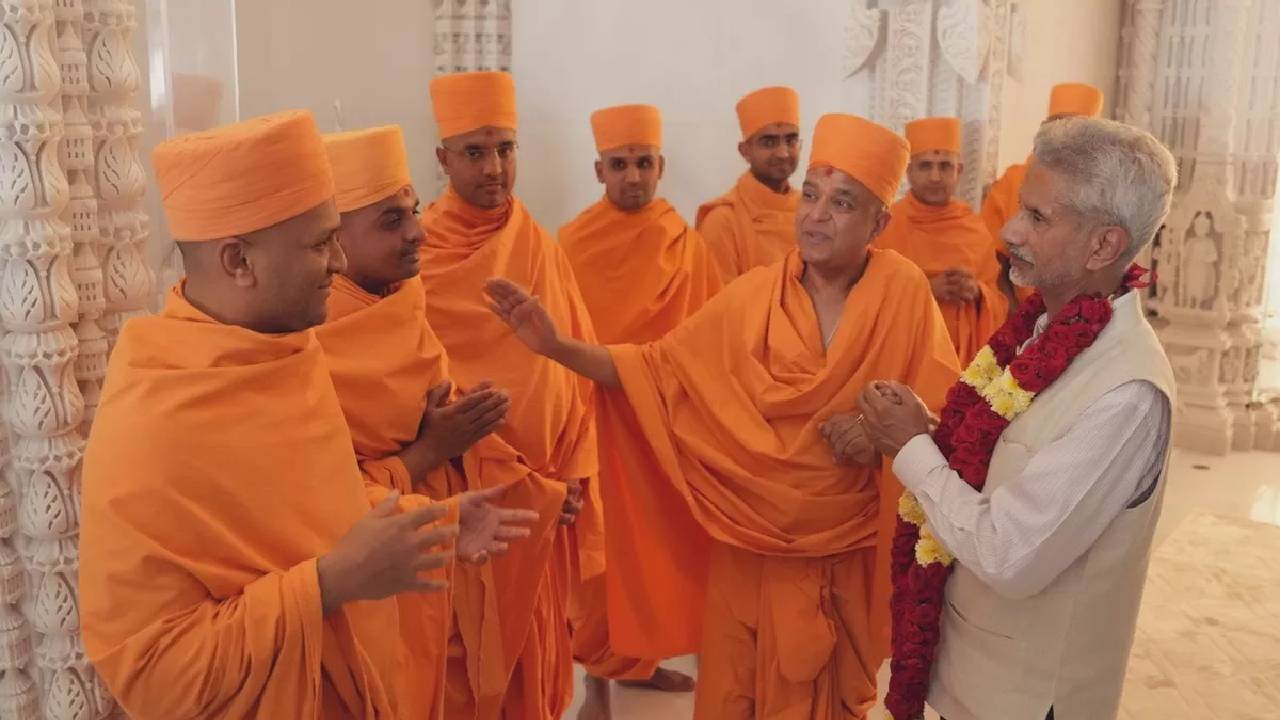 S Jaishankar: యూఏఈ చేరుకున్న విదేశాంగ మంత్రి..హిందూ ఆలయంలో పూజలు