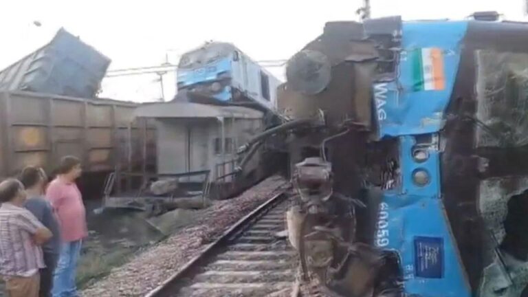 Train Accident : రెండు గూడ్స్ రెళ్లు ఢీ.. ఇంజిన్ బోల్తా, ఒకదానిపైకి ఒకటి ఎక్కిన బోగీలు
