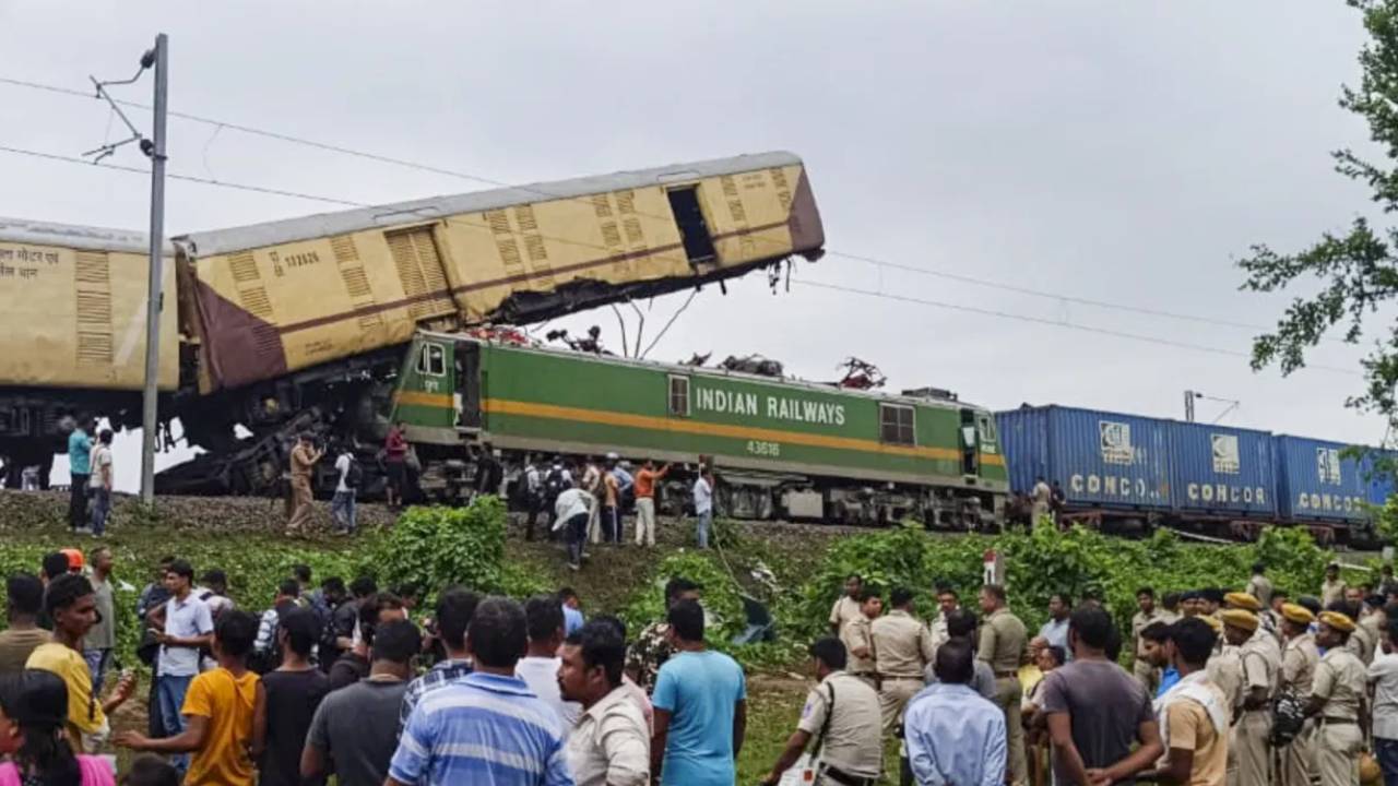 Train Accident : బెంగాల్ రైలు ప్రమాదంలో ‘కవాచ్’ వ్యవస్థ పని చేయలేదా.. రైల్వే శాఖ ఏం చెప్పిందంటే ?