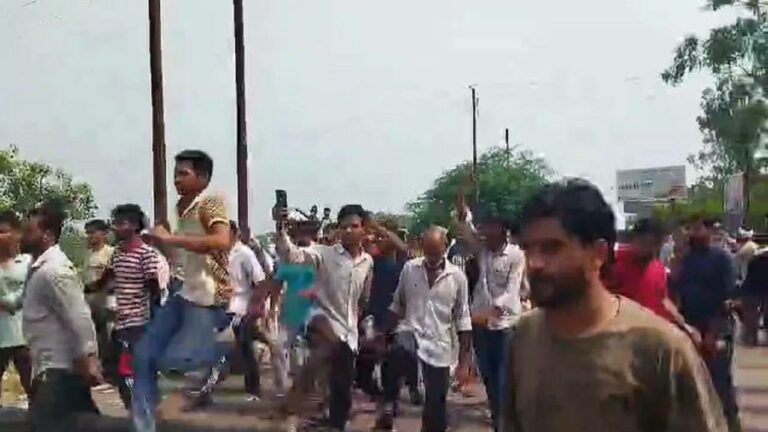 Uttar Pradesh : నీటిని మళ్లించే విషయంలో గొడవ.. కాల్పుల్లో తండ్రీ కొడుకులు మృతి