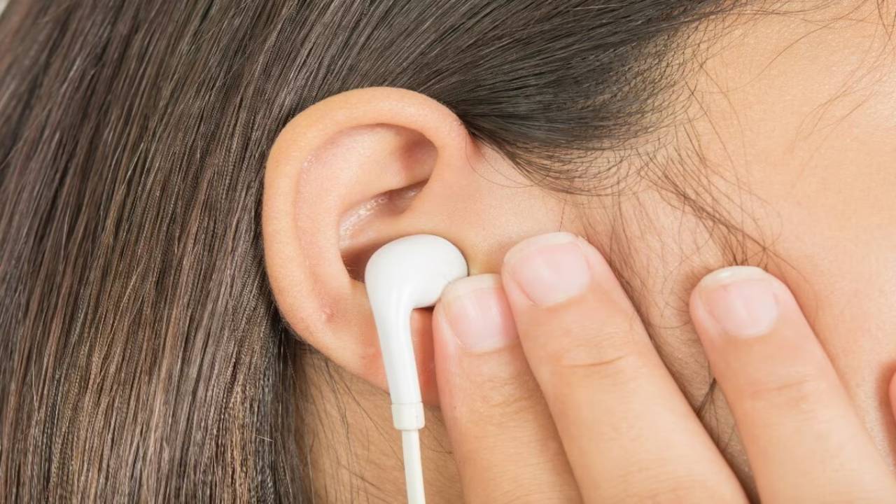 Earphones: రోజంతా చెవుల్లో ఇయర్ ఫోన్లు పెట్టుకుని పని చేస్తున్నారా.. తస్మాత్ జాగ్రత్త