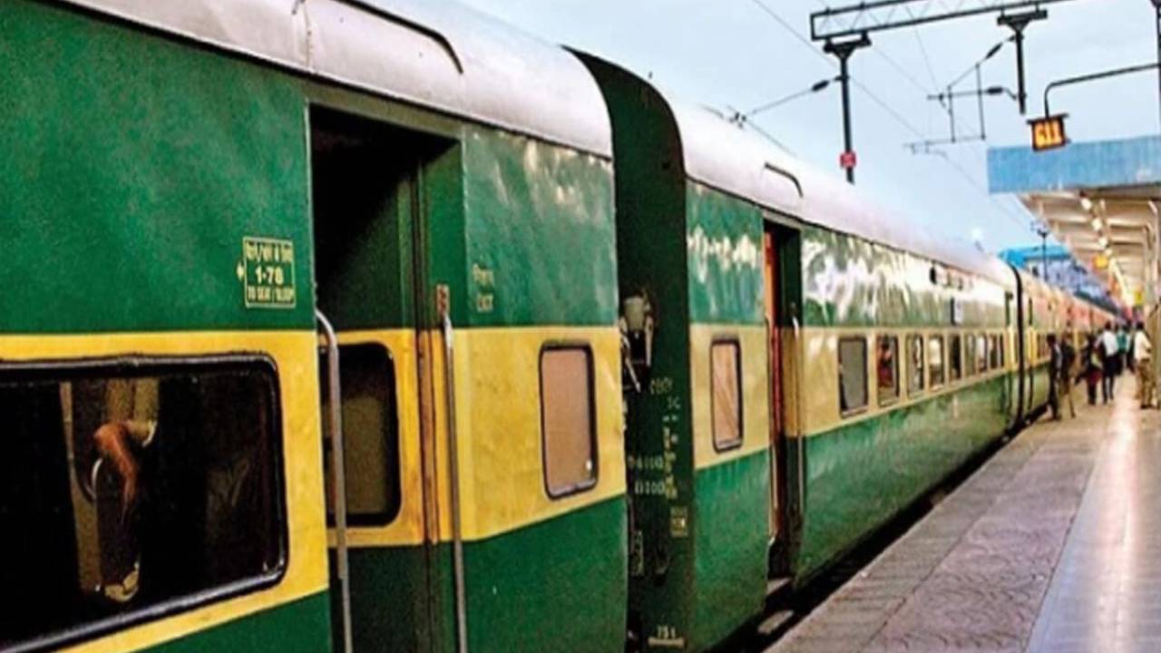 Train Upper Berth: రైలులో ఎగువ బెర్త్ పడిపోవడంతో ప్రయాణికుడి మృతి..లేదు సీటు బాగానే ఉందన్న రైల్వే