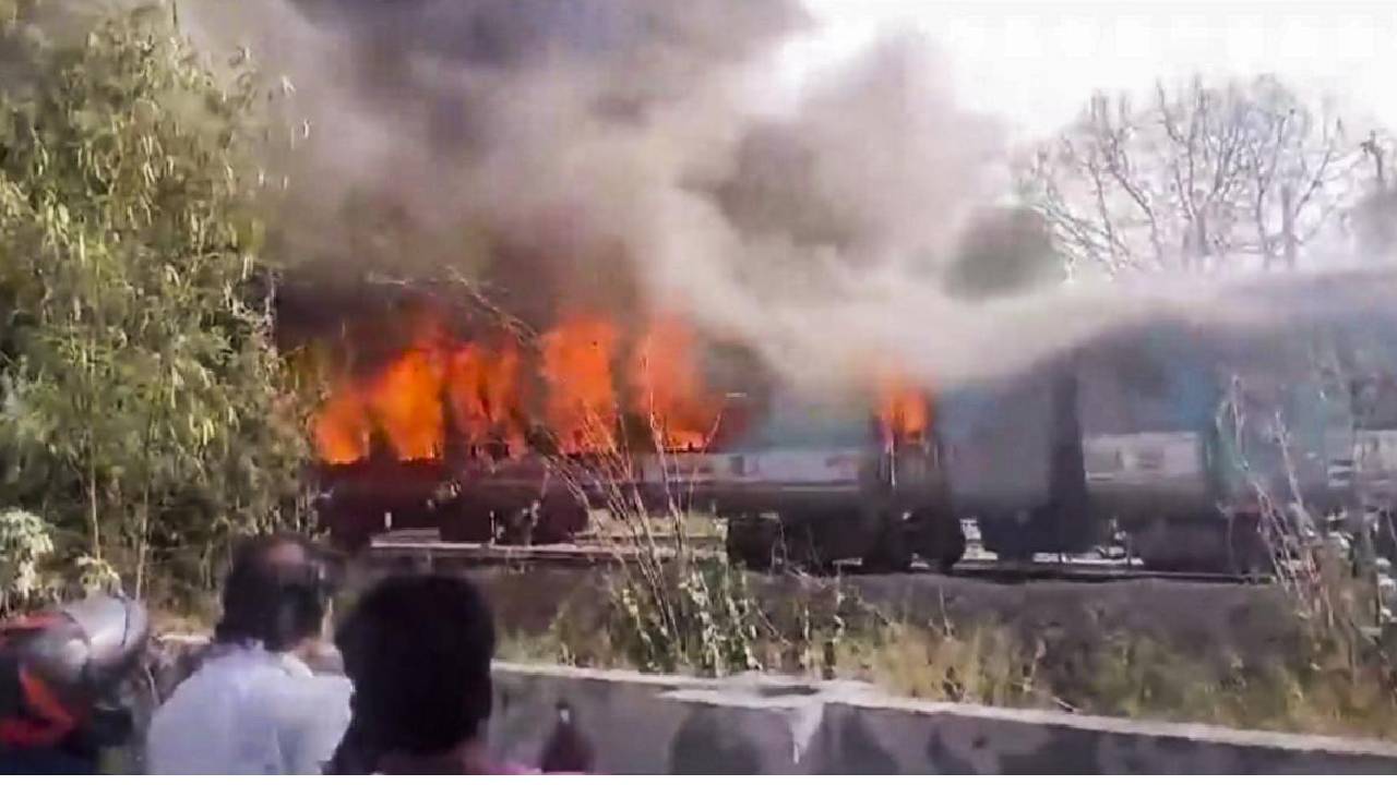 Delhi: తాజ్ ఎక్స్‌ప్రెస్ లో మంటలు.. మూడు బోగీలు దగ్ధం