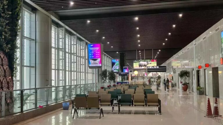 Lucknow Airport: రూ.2400కోట్లతో కట్టిన ఎయిర్ పోర్టు.. ఒక్క వానకే లీకైంది