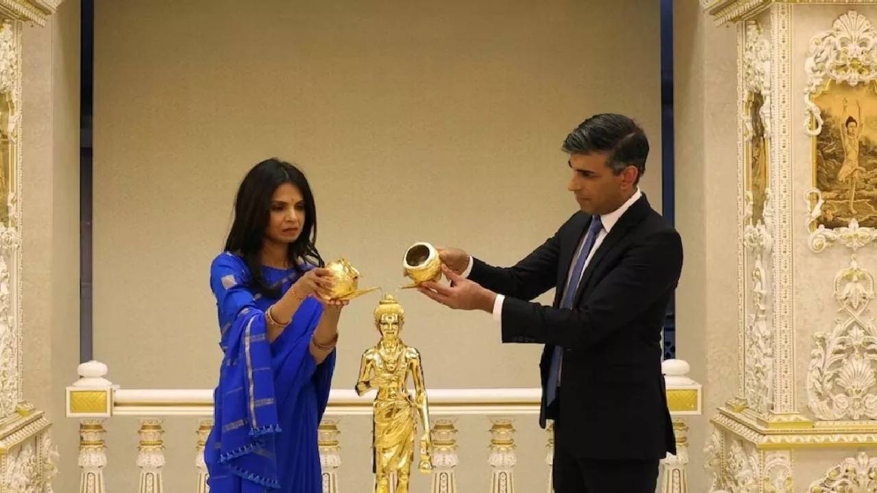 Rishi Sunak: ఆలయంలో బ్రిటన్ ప్రధాని రిషి సునాక్ పూజలు..హిందుత్వం నుంచే ప్రేరణ పొందానని వ్యాఖ్య