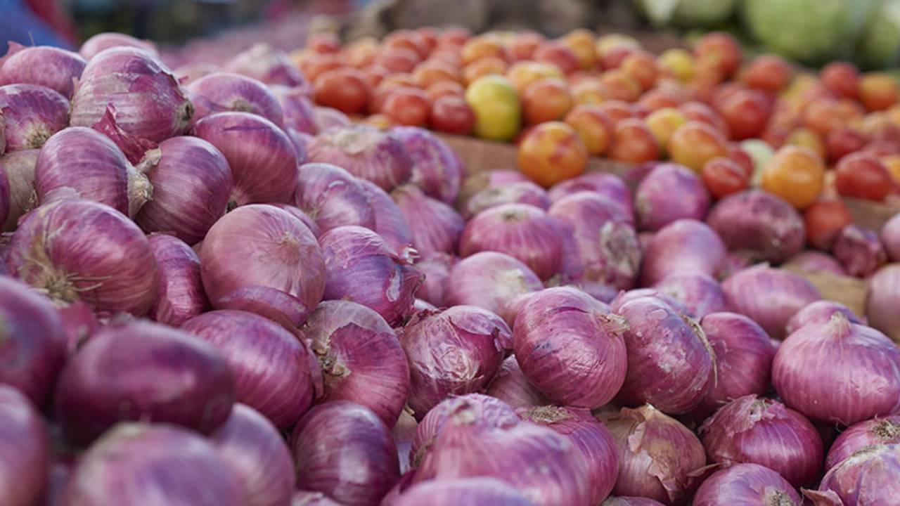 Vegetable Prices : ఆకాశాన్నంటిన ఆలు, ఉల్లి, టమాటా ధరలు.. ఏడాదిలో 81 శాతం పెరుగుదల