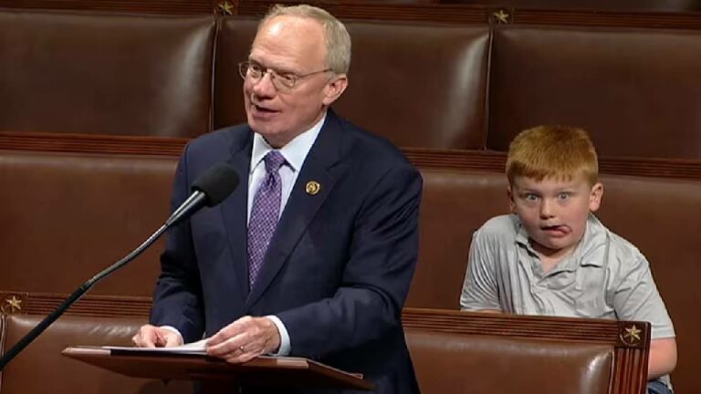 Viral Video: ఓ వైపు ఎంపీ సీరియస్ గా స్పీచ్ ఇస్తుంటే.. వెనకున్న ఆరేళ్ల కుమారుడు ఏం చేస్తున్నాడో చూడండి