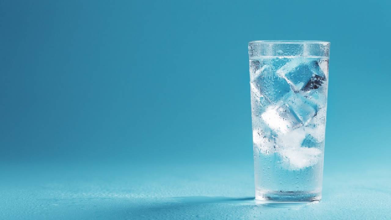 Fridge Water: వామ్మో.. చల్లటి నీటిని తాగడం వల్ల ఇన్ని నష్టాలా..?