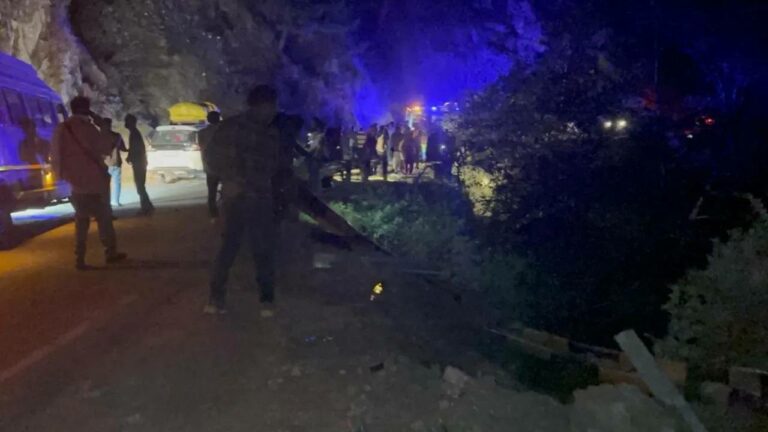 Bus Accident : గంగోత్రి హైవేపై కాల్వలో పడిన బస్సు.. ఒకరి మృతి; 26 మందికి తీవ్రగాయాలు