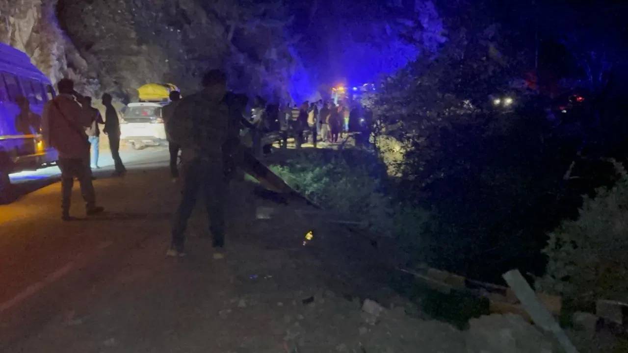 Bus Accident : గంగోత్రి హైవేపై కాల్వలో పడిన బస్సు.. ఒకరి మృతి; 26 మందికి తీవ్రగాయాలు