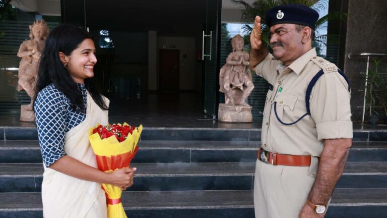 Uma Harathi IAS: ఐఏఎస్ అధికారిణిగా కుమార్తె..సెల్యూట్ చేసిన ఐపీఎస్‌ తండ్రి