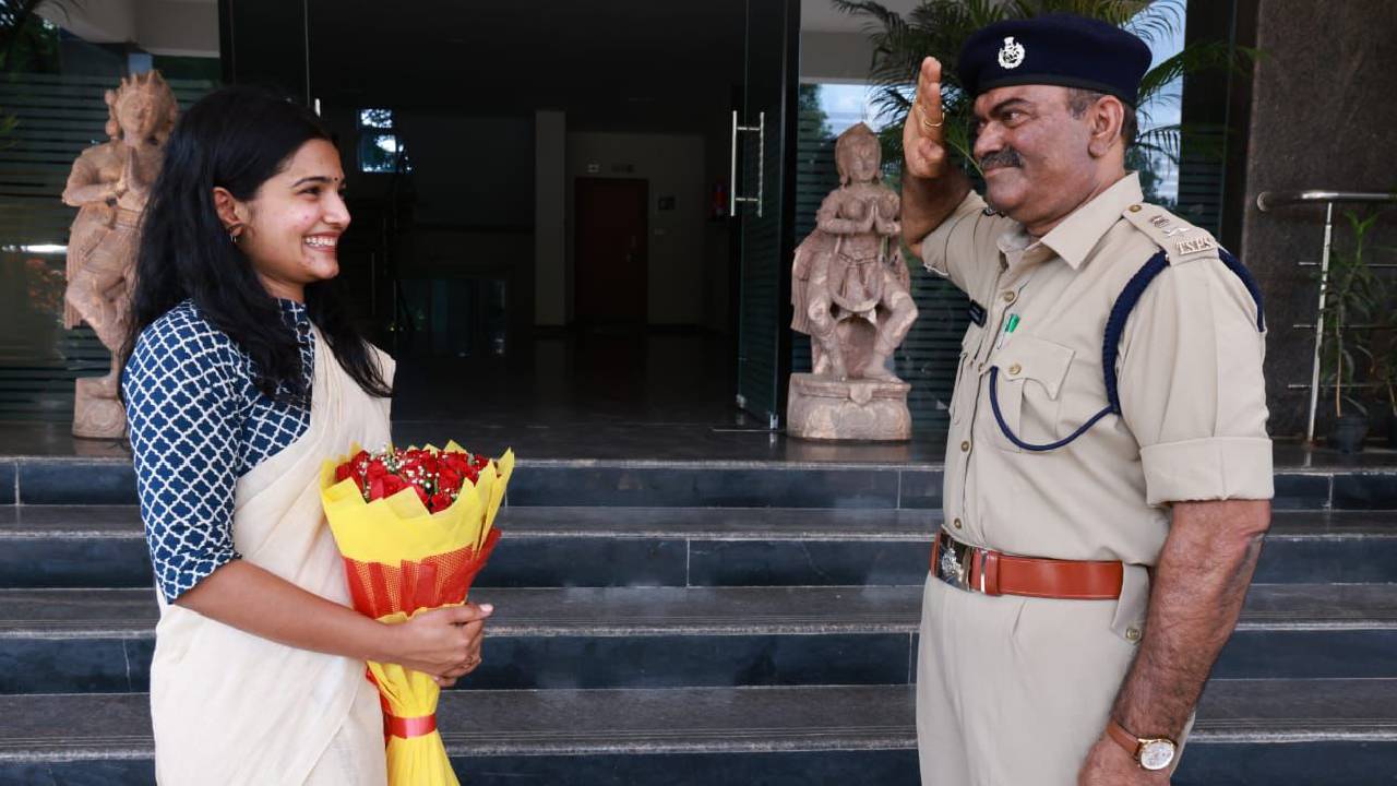 Uma Harathi IAS: ఐఏఎస్ అధికారిణిగా కుమార్తె..సెల్యూట్ చేసిన ఐపీఎస్‌ తండ్రి