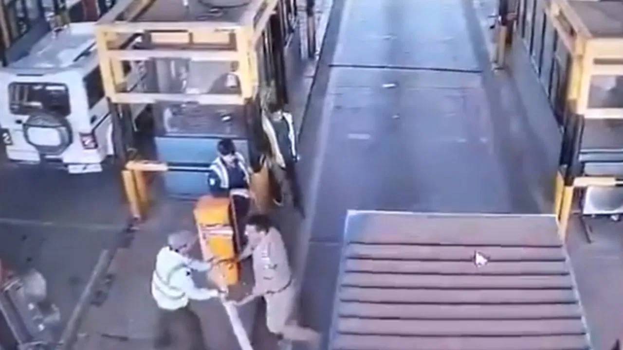 Viral Video : రెచ్చిపోయి టోల్ సిబ్బందిని కొట్టిన ఇన్‌స్పెక్టర్.. వీడియో వైరల్