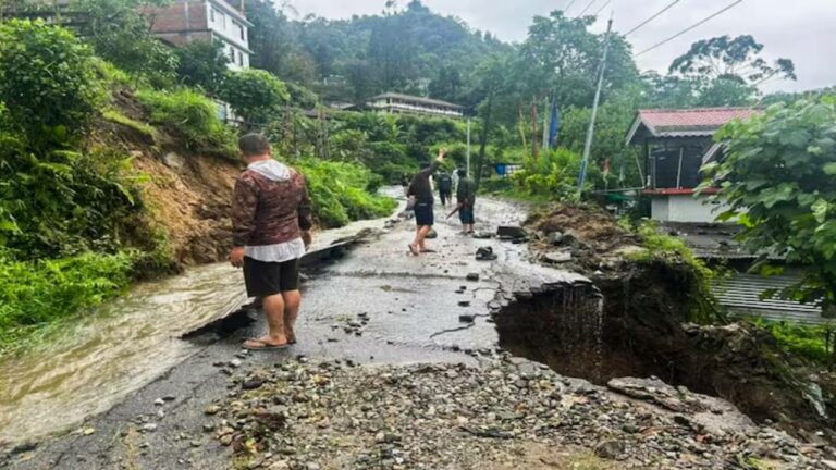 Sikkim Landslides: సిక్కింలో విరిగిపడ్డ కొండచరియలు.. ఆరుగురు మృతి… ప్రమాదంలో 1500 మంది
