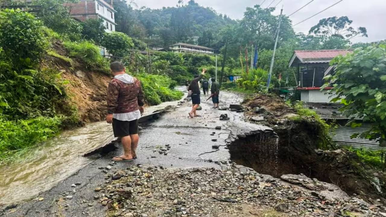 Sikkim Landslides: సిక్కింలో విరిగిపడ్డ కొండచరియలు.. ఆరుగురు మృతి… ప్రమాదంలో 1500 మంది