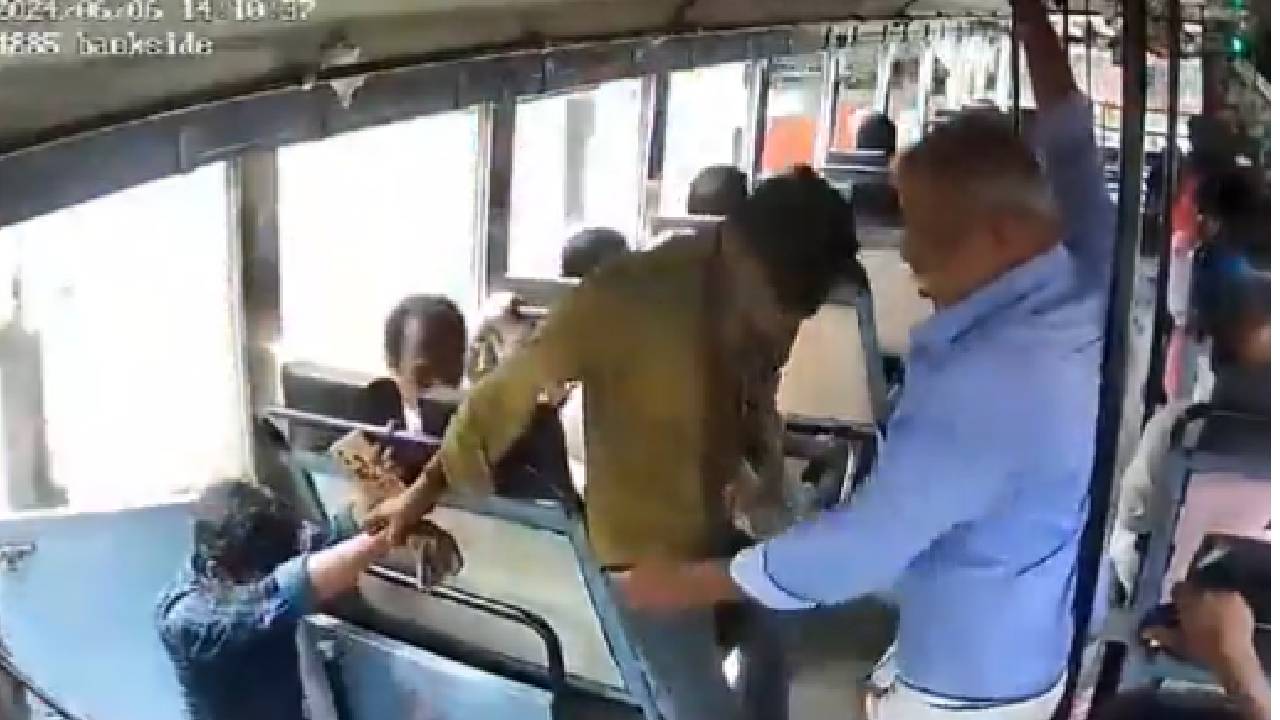 Kerala: బస్సులో నుంచి కిందపడబోతున్న ప్రయాణికుడిని కండక్టర్ ఎలా కాపాడాడో చూడండి..
