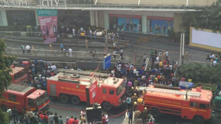 West Bengal: షాపింగ్ మాల్‌లో మంటలు.. అద్దాలు పగులగొట్టి జనాలను కాపాడుతున్న వైనం