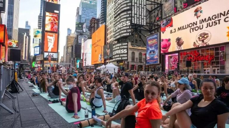 New York: న్యూయార్క్ లో యోగా దినోత్సవం..హాజరైన పది వేల మంది జనం