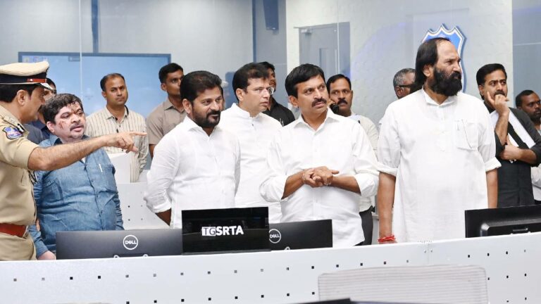 Cm Revanth Reddy: మంత్రులతో కలిసి కమాండ్ కంట్రోల్ సెంటర్ ను సందర్శించిన సీఎం రేవంత్ రెడ్డి