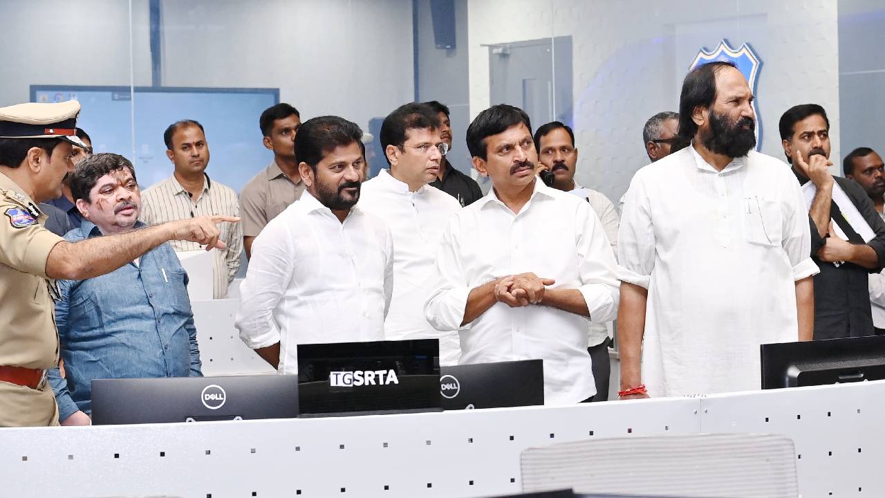 Cm Revanth Reddy: మంత్రులతో కలిసి కమాండ్ కంట్రోల్ సెంటర్ ను సందర్శించిన సీఎం రేవంత్ రెడ్డి