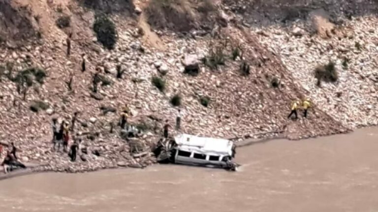 Rudraprayag Accident: 26 మంది ప్రయాణికులతో వెళ్తున్న బస్సు అలకనంద నదిలో బోల్తా